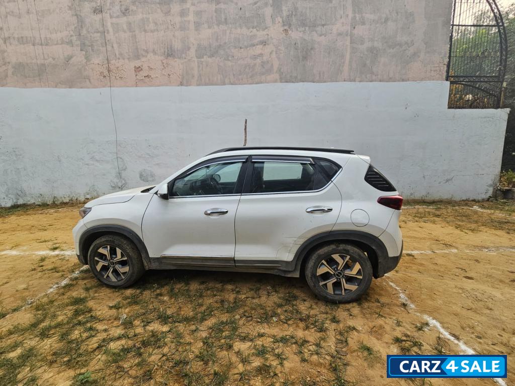 Glacier White Pearl Kia Sonet