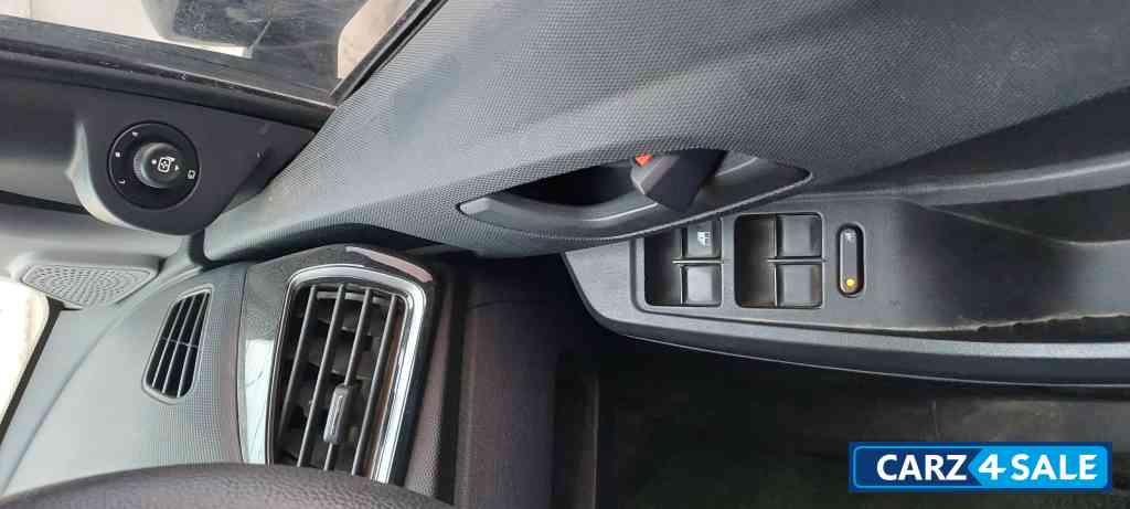 White Tata Tiago NRG XZ Automatic White Tata Tiago NRG XZ Automatic