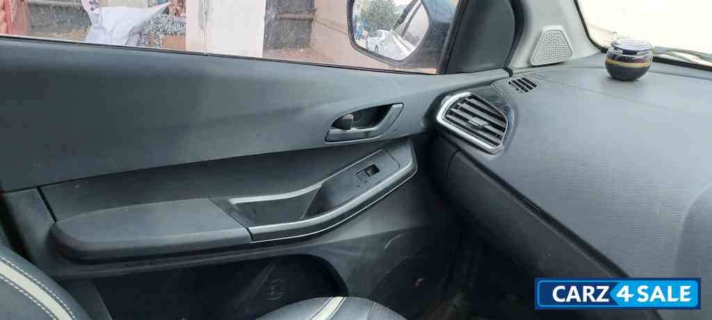 White Tata Tiago NRG XZ Automatic White Tata Tiago NRG XZ Automatic