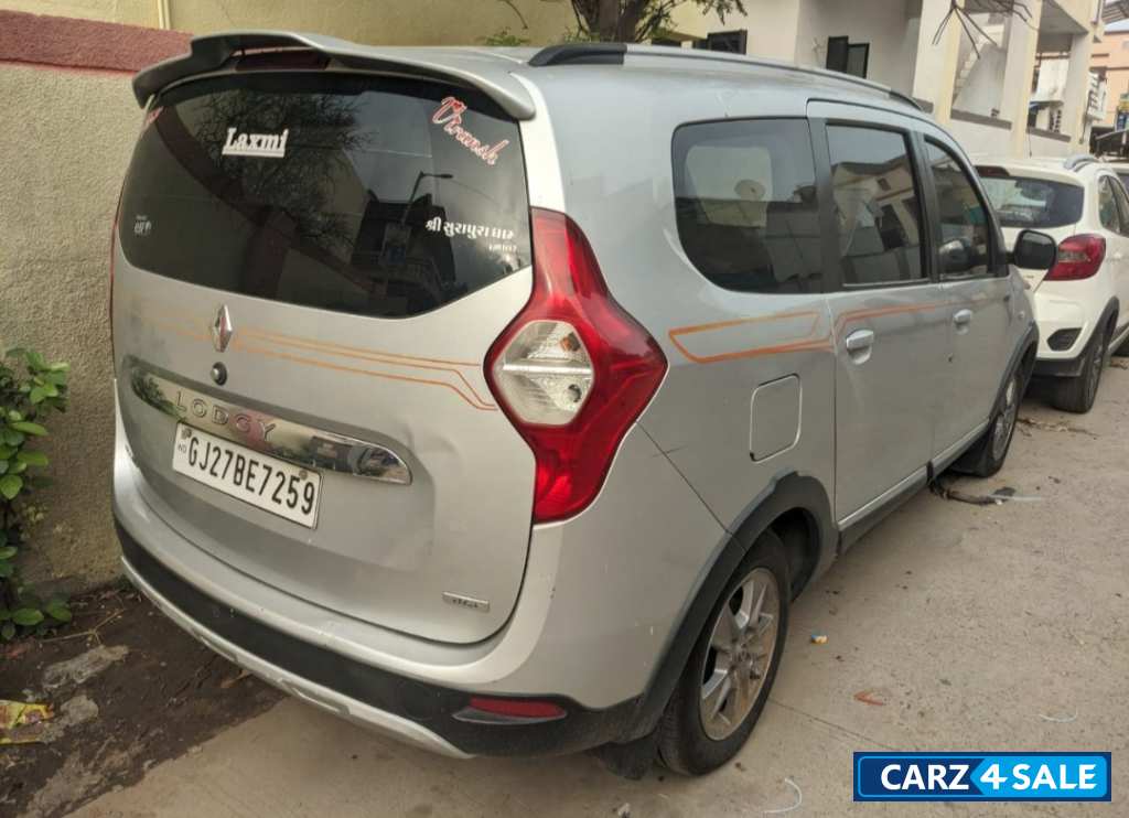 Silver Renault Lodgy World Edition