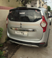 Silver Renault Lodgy World Edition