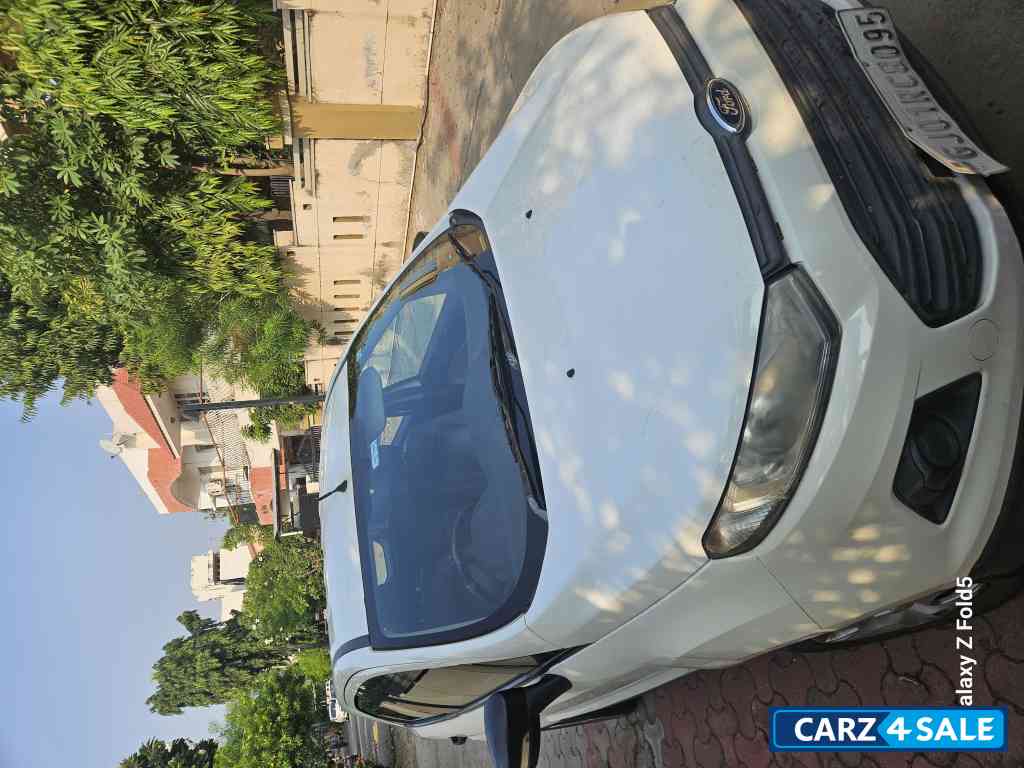 White Ford Ecosport Ambient