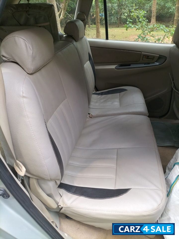 Toyota Innova 2010