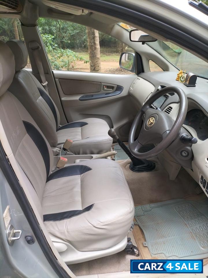 Toyota Innova 2010