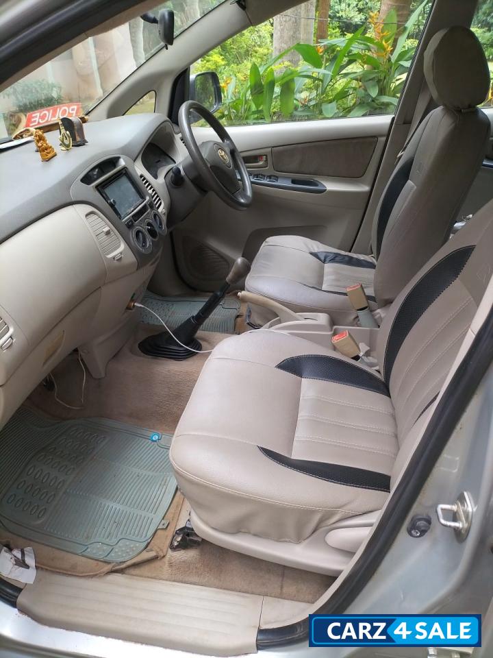Toyota Innova 2010