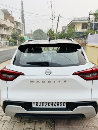 Whitw Nissan Magnite XV PREMIUM 2024