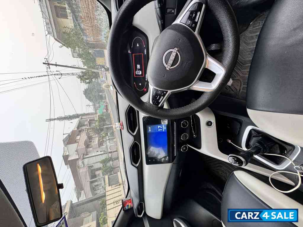 Whitw Nissan Magnite XV PREMIUM 2024