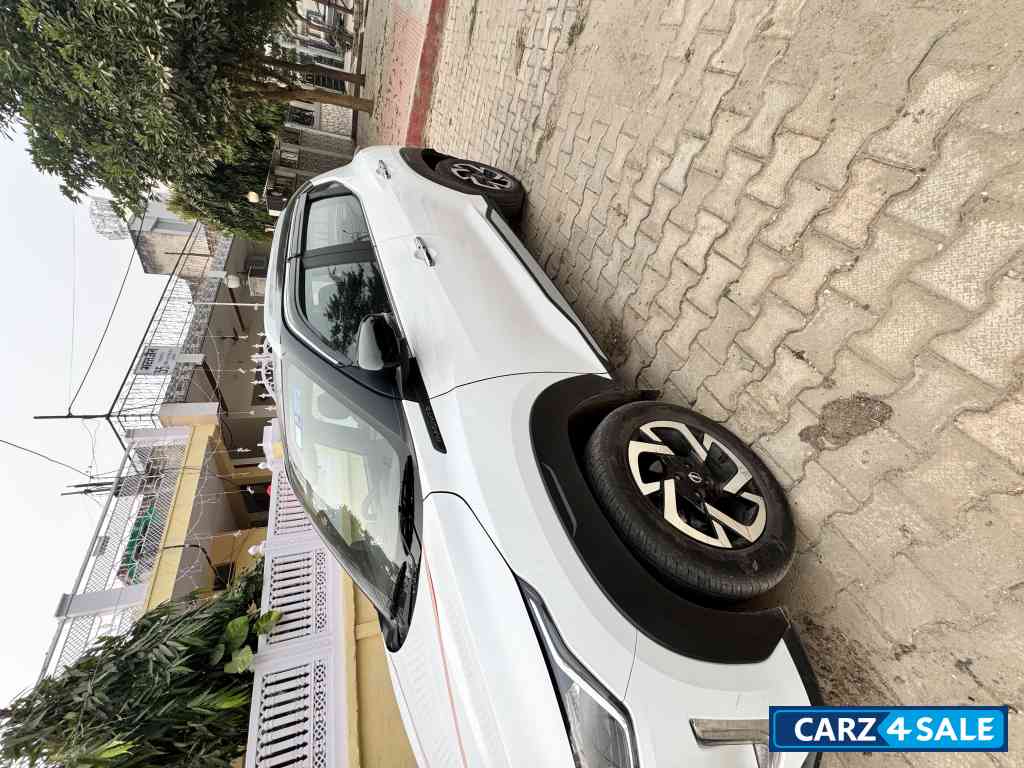 Whitw Nissan Magnite XV PREMIUM 2024