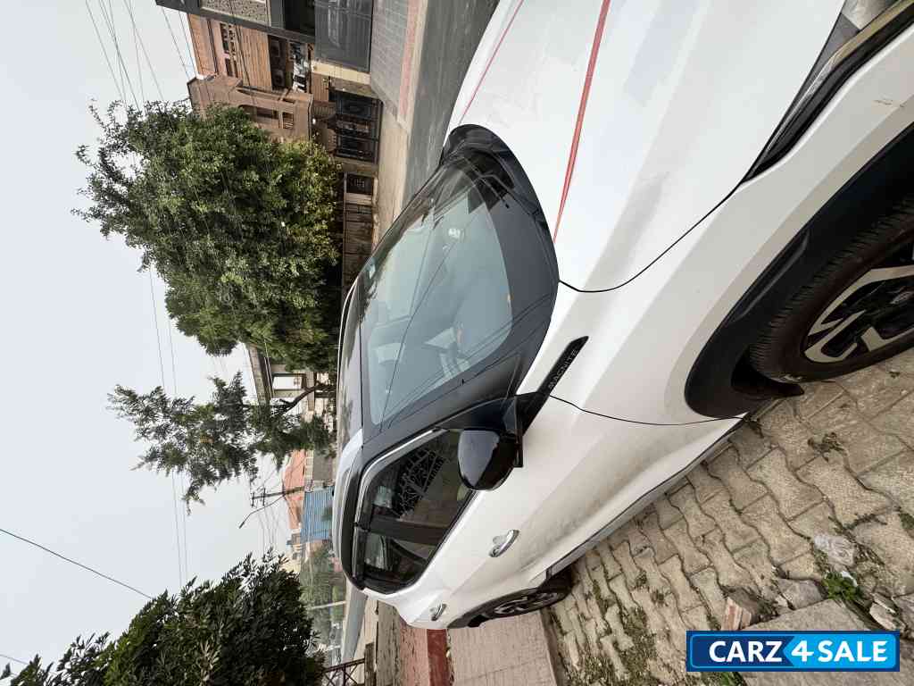 Whitw Nissan Magnite XV PREMIUM 2024