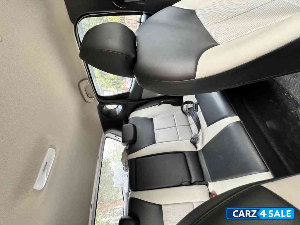 Whitw Nissan Magnite XV PREMIUM 2024