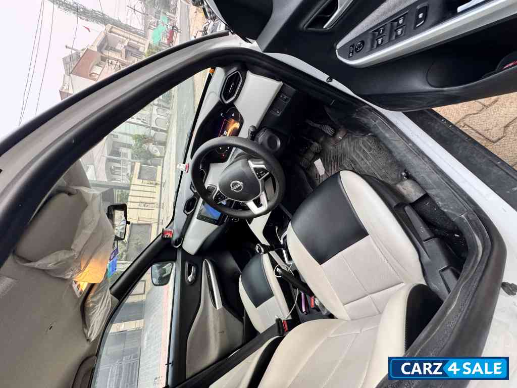 Whitw Nissan Magnite XV PREMIUM 2024