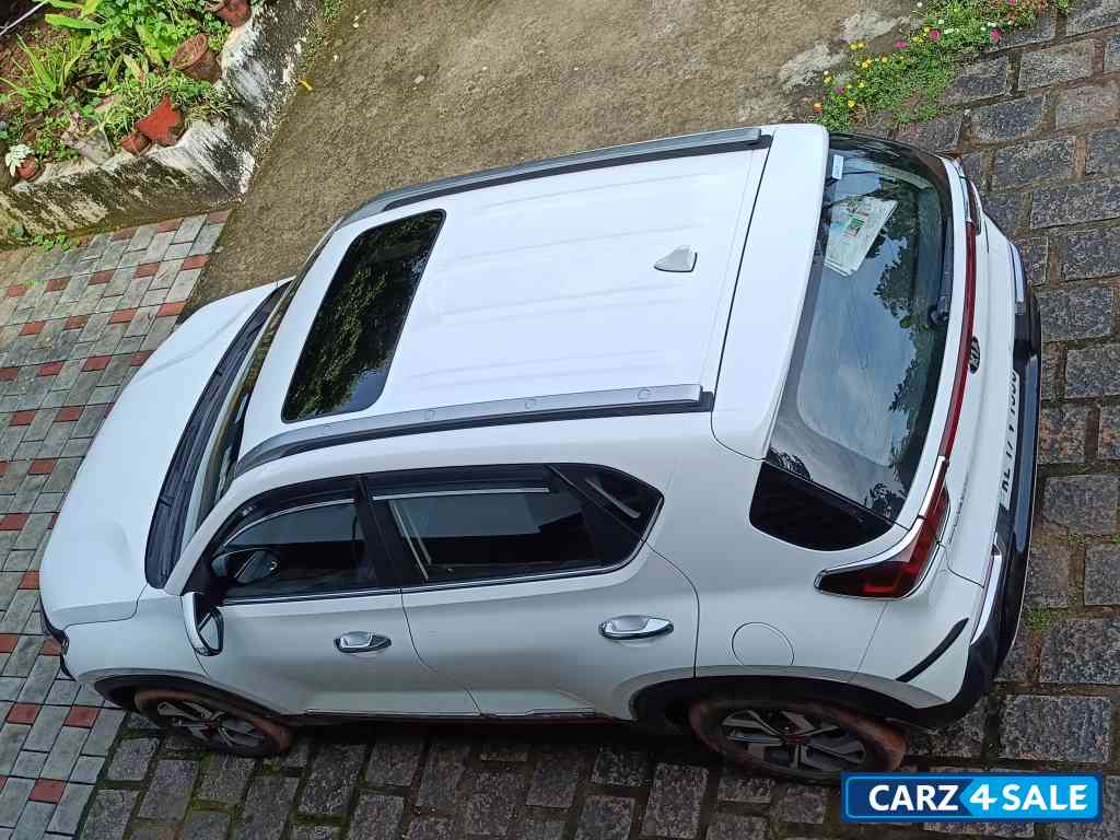 Pearl White Kia Sonet GT Line Diesel Automatic