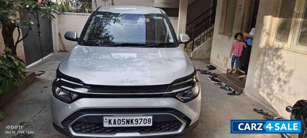 Silver Kia Carens Premium optional