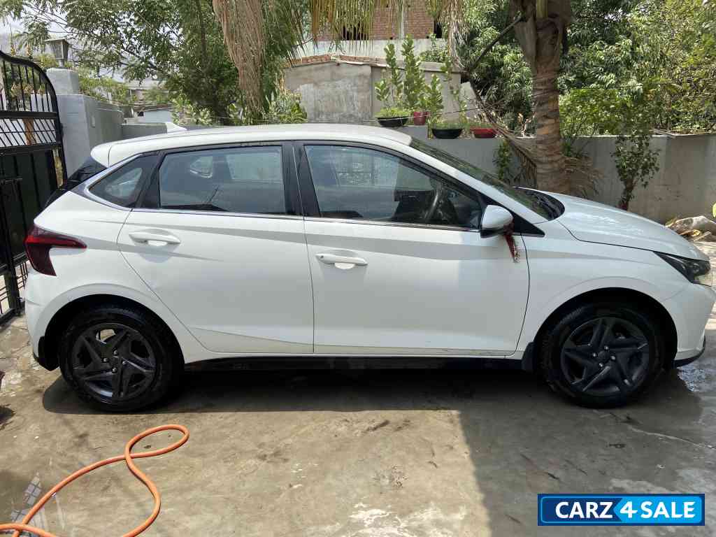 White Hyundai i20 Sportz