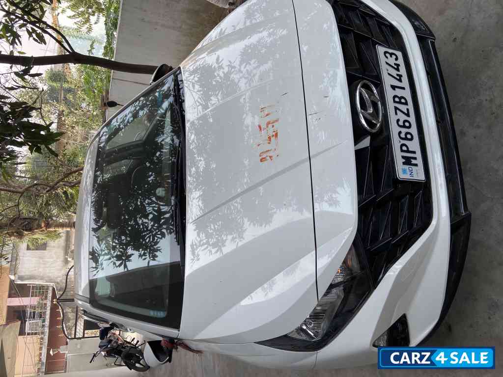 White Hyundai i20 Sportz