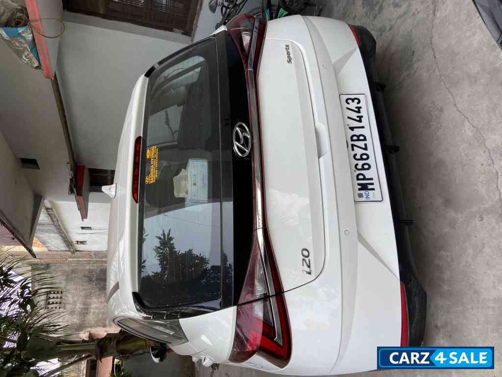 White Hyundai i20 Sportz