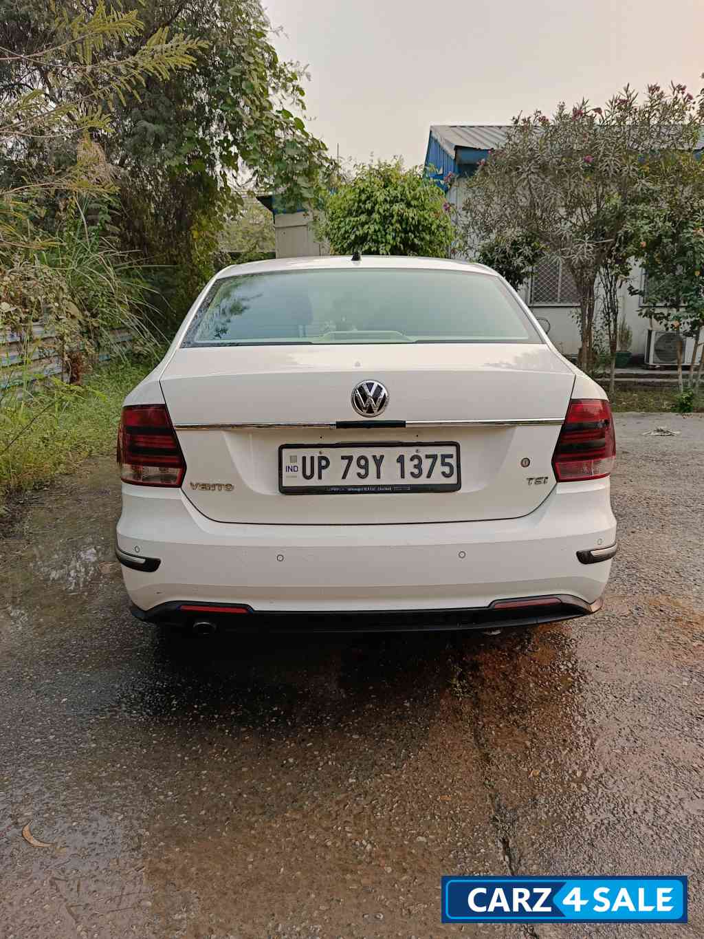 Candy White Volkswagen Vento Highline