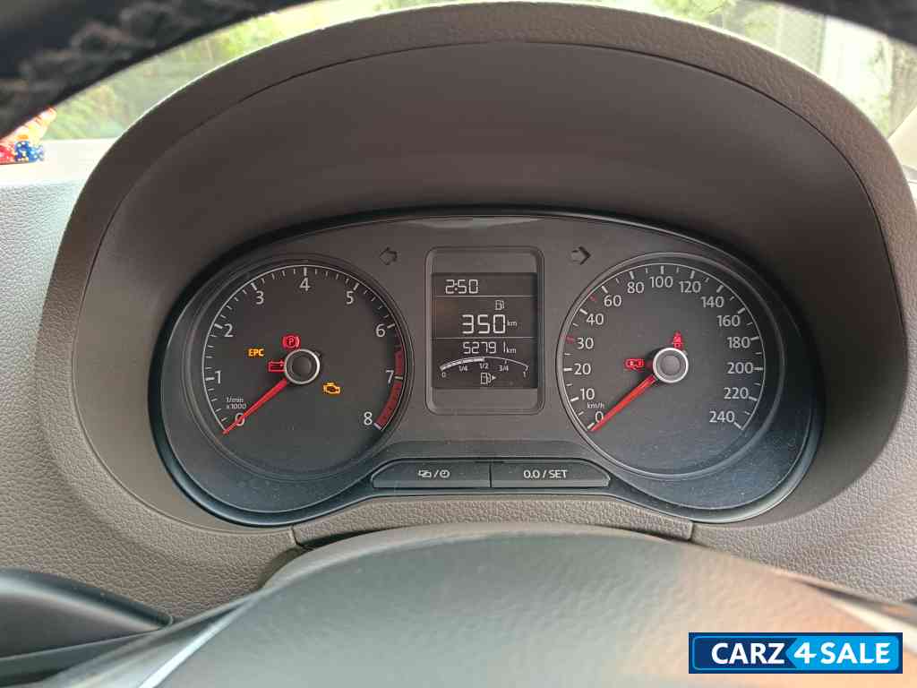 Candy White Volkswagen Vento Highline