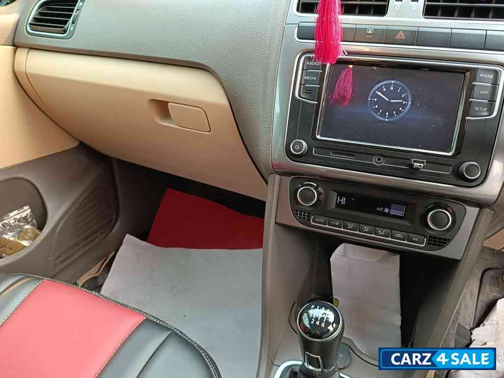 Candy White Volkswagen Vento Highline