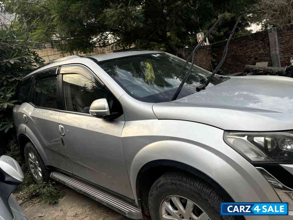 Mahindra XUV 500 W10