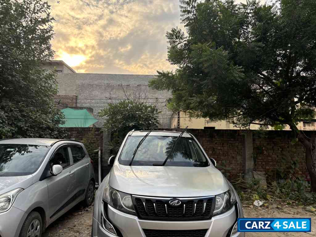 Mahindra XUV 500 W10