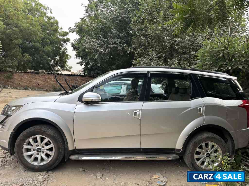 Mahindra XUV 500 W10