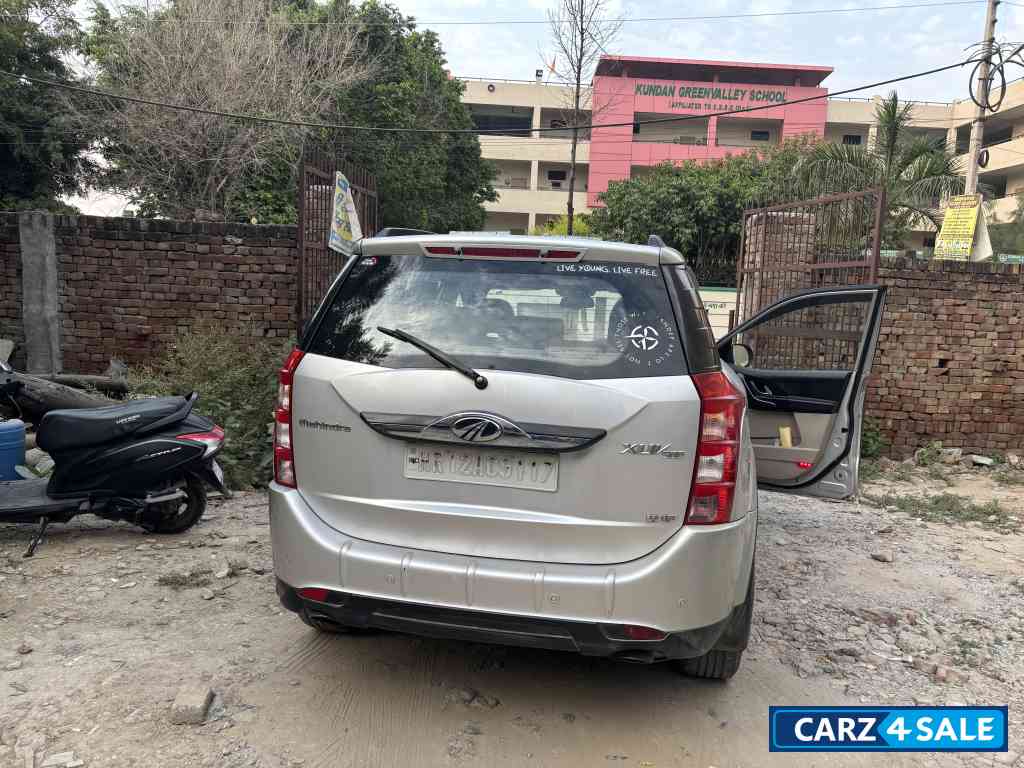 Mahindra XUV 500 W10