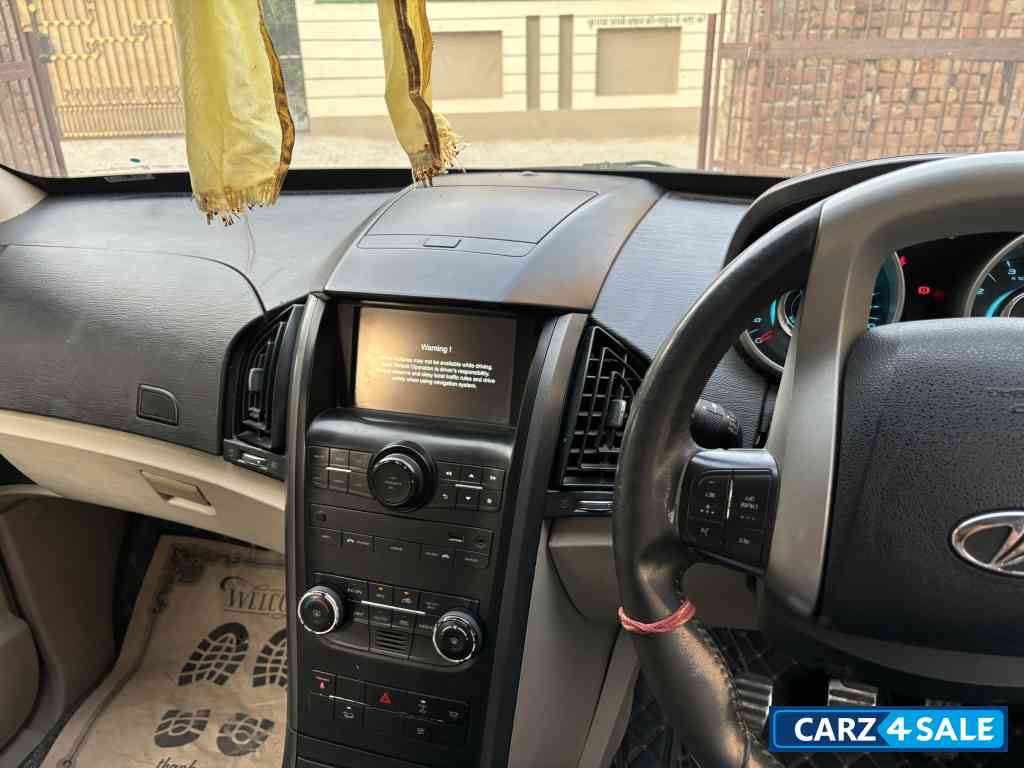 Mahindra XUV 500 W10