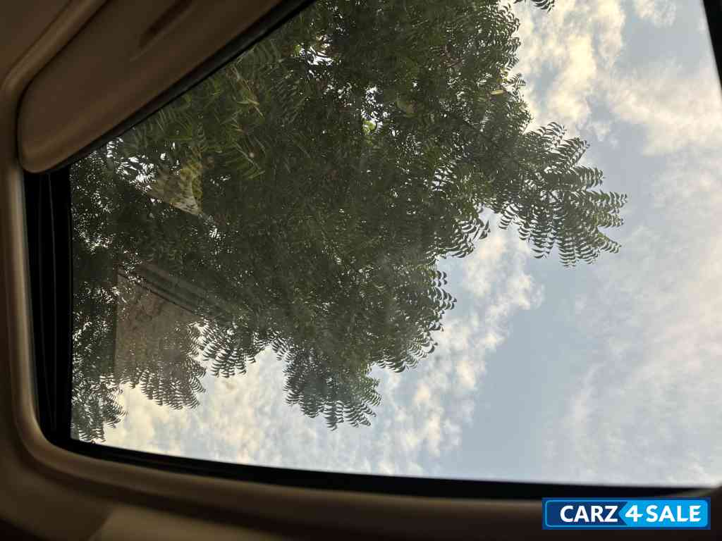 Mahindra XUV 500 W10