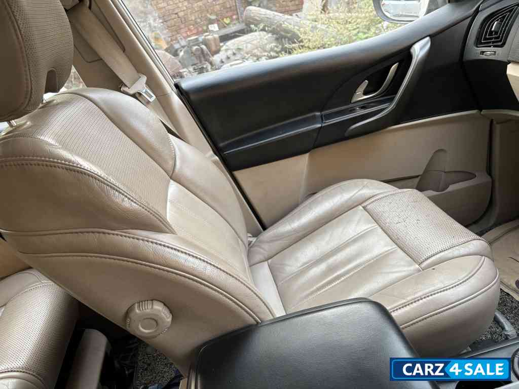 Mahindra XUV 500 W10