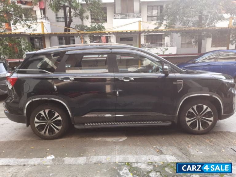 Black MG Hector Plus 6 seater