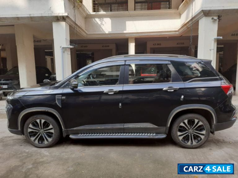 Black MG Hector Plus 6 seater