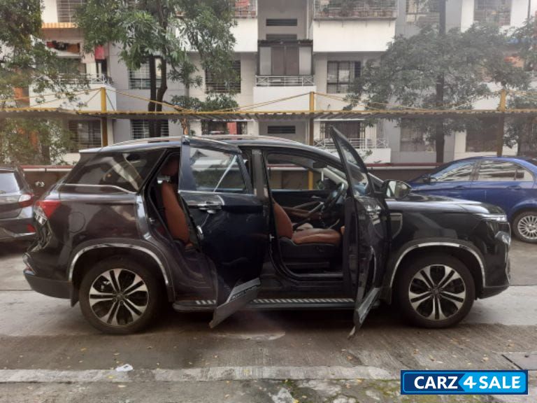 Black MG Hector Plus 6 seater