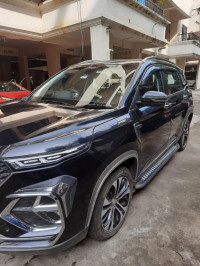 Black MG Hector Plus 6 seater