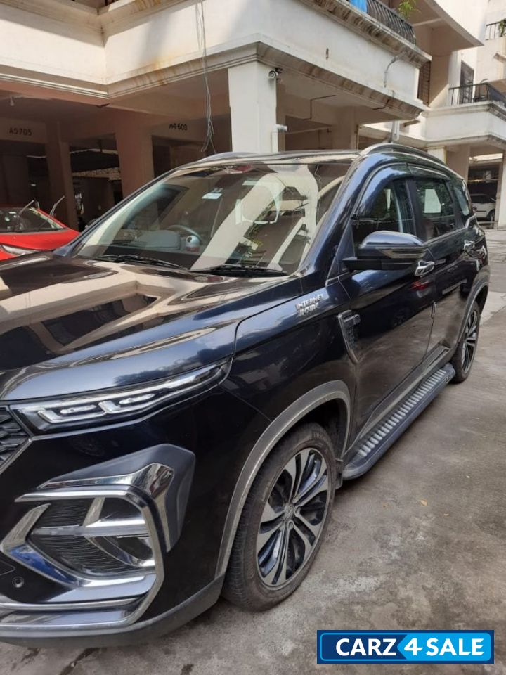 Black MG Hector Plus 6 seater