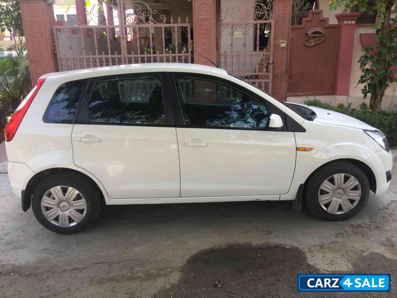 Diamond White Ford Figo Diamond White Ford Figo