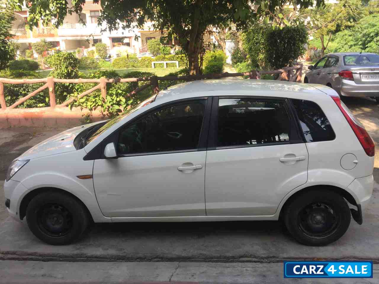 Diamond White Ford Figo Diamond White Ford Figo