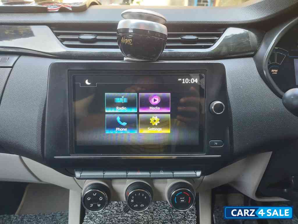 Moonlight Silver Renault Triber RXT PETROL MT 1.0L ECE