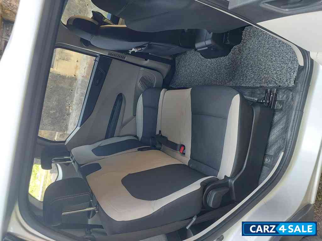 Moonlight Silver Renault Triber RXT PETROL MT 1.0L ECE