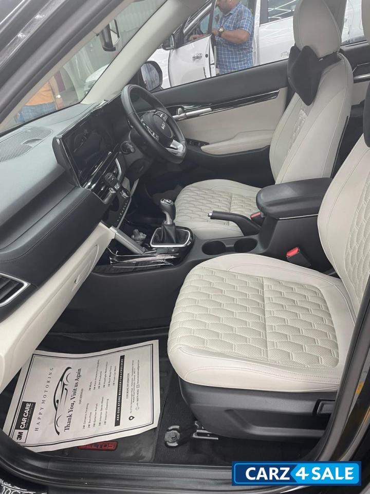 Aurora Black Pearl Kia Seltos HTX