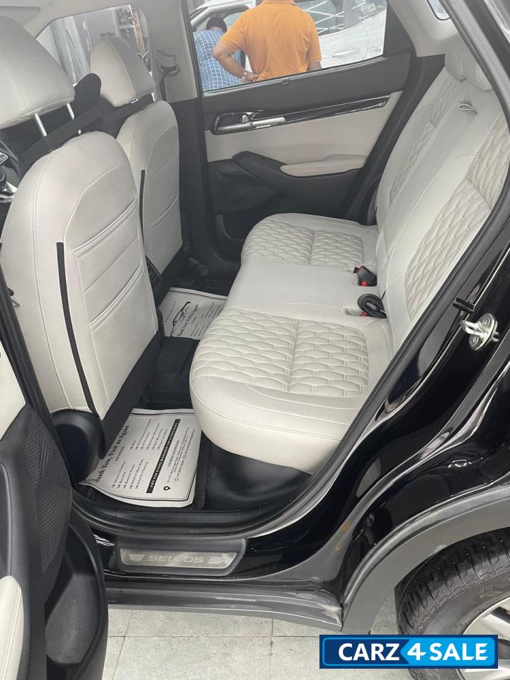 Aurora Black Pearl Kia Seltos HTX