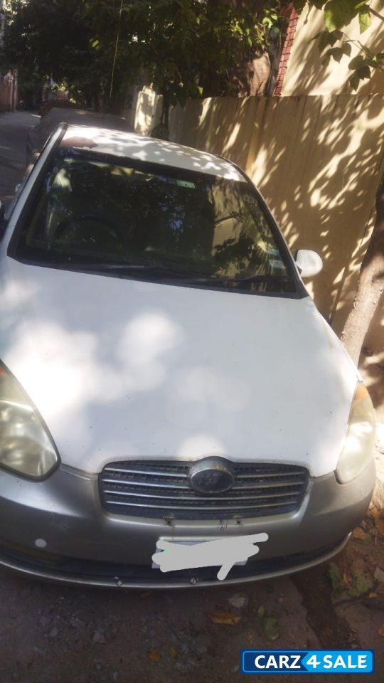 White Hyundai Verna CRDI VGT