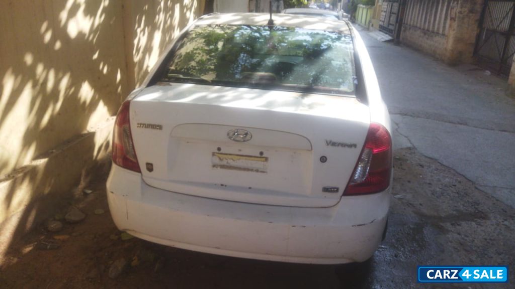 White Hyundai Verna CRDI VGT