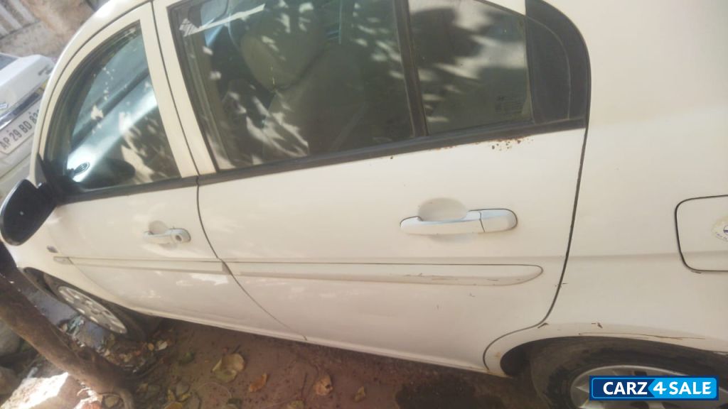 White Hyundai Verna CRDI VGT