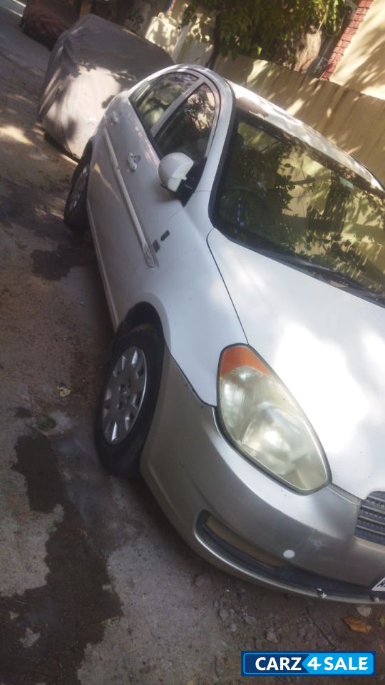 White Hyundai Verna CRDI VGT