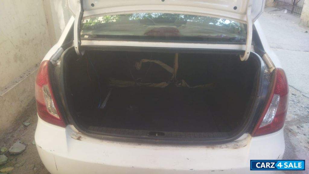 White Hyundai Verna CRDI VGT