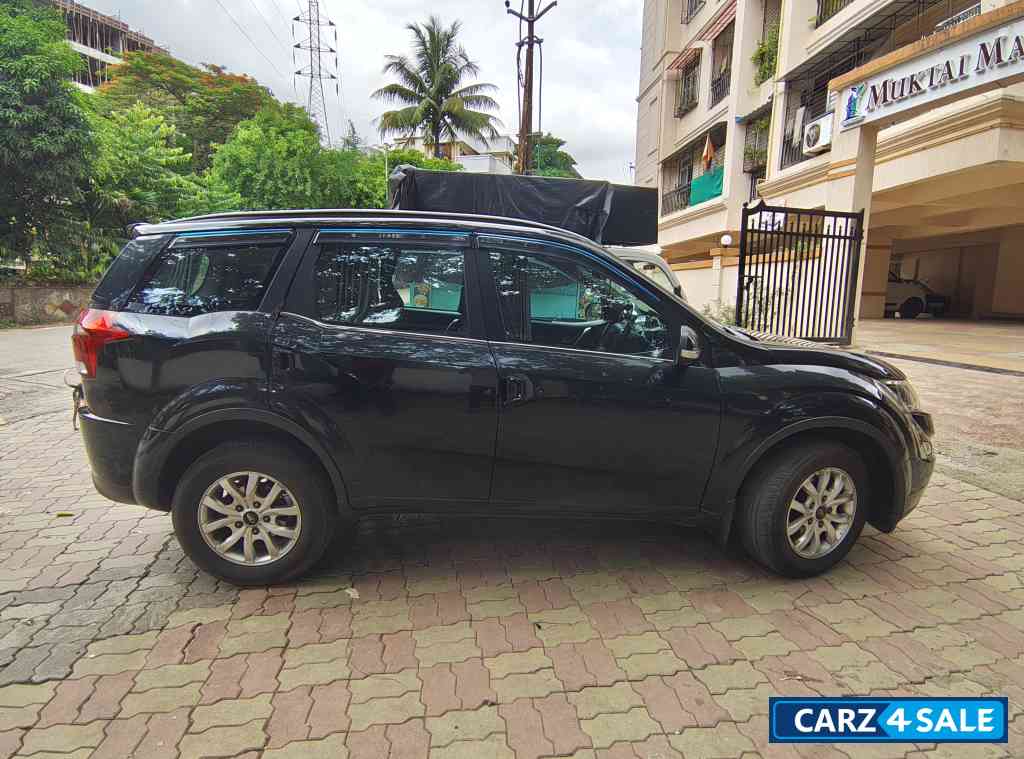 Black Mahindra XUV 500 W9
