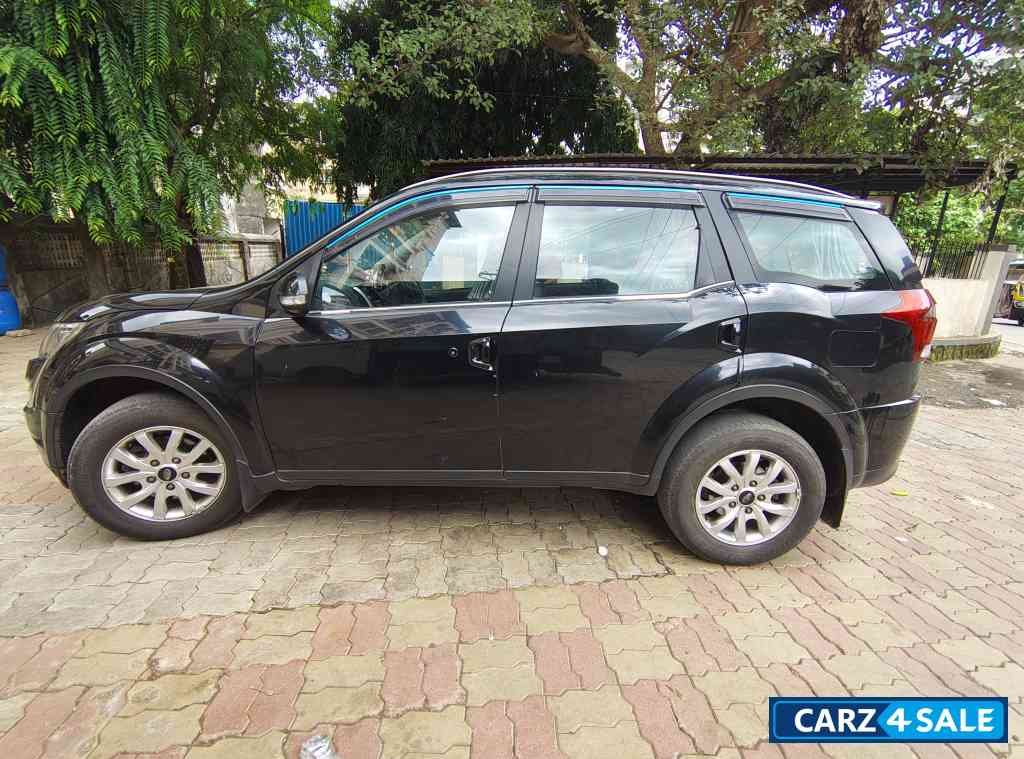 Black Mahindra XUV 500 W9