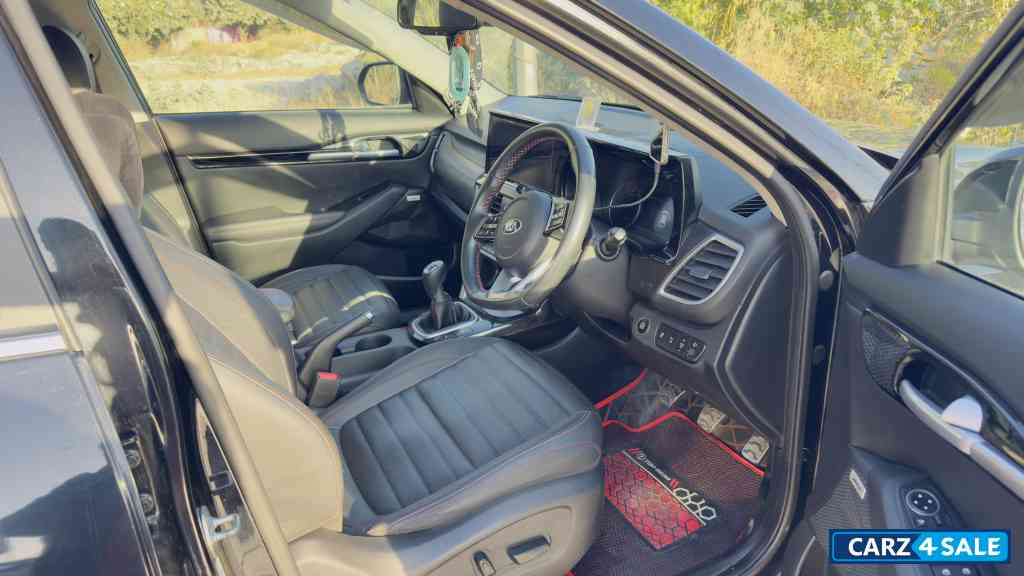 Black Kia Seltos GTX+ MT