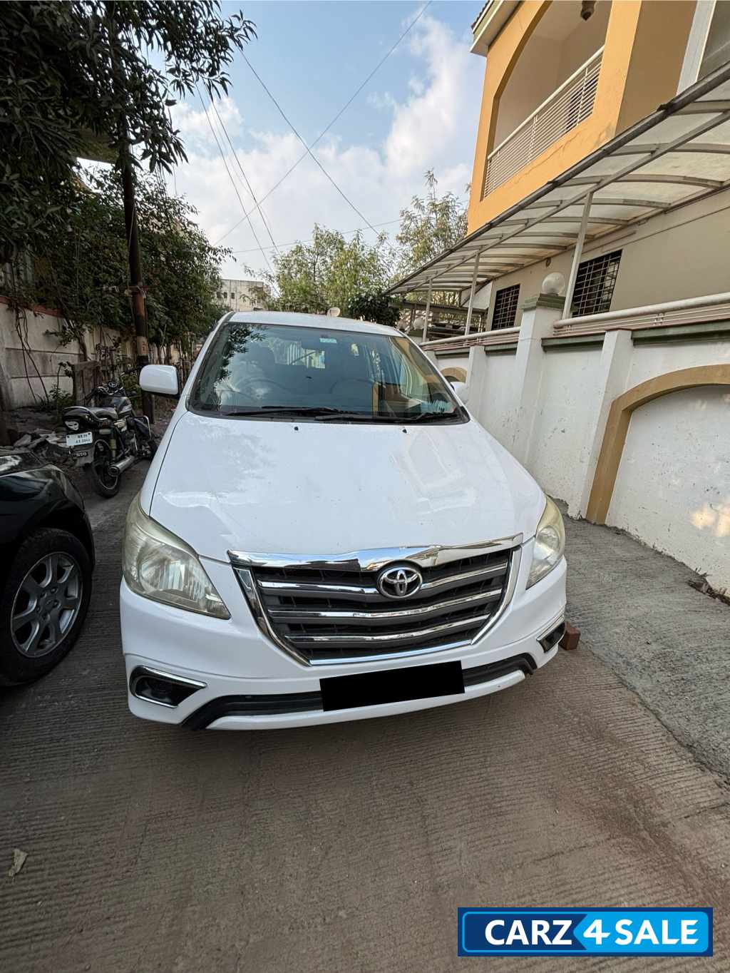 White Toyota Innova G 8 Seater
